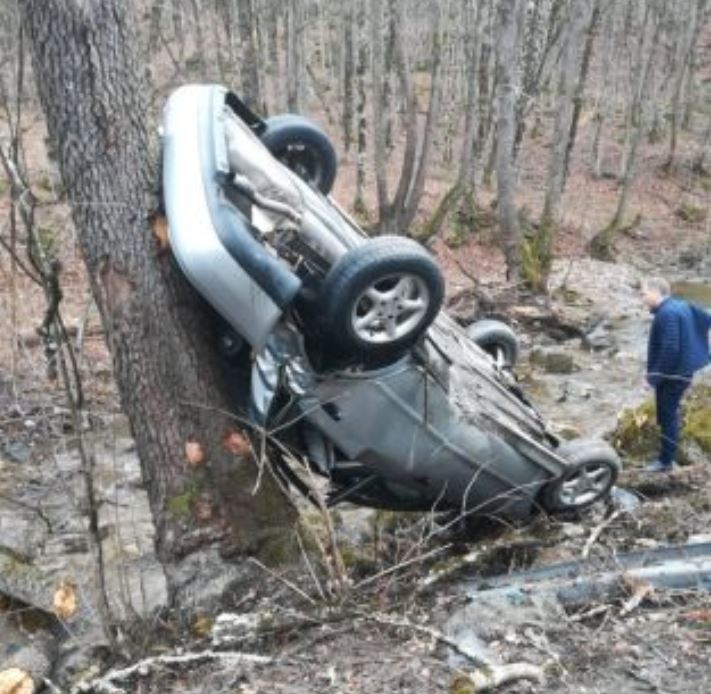 Accident pe DN13, între Sighişoara şi Braşov. Doi copii și doi adulți, răniți după ce s-au răsturnat cu mașina / FOTO