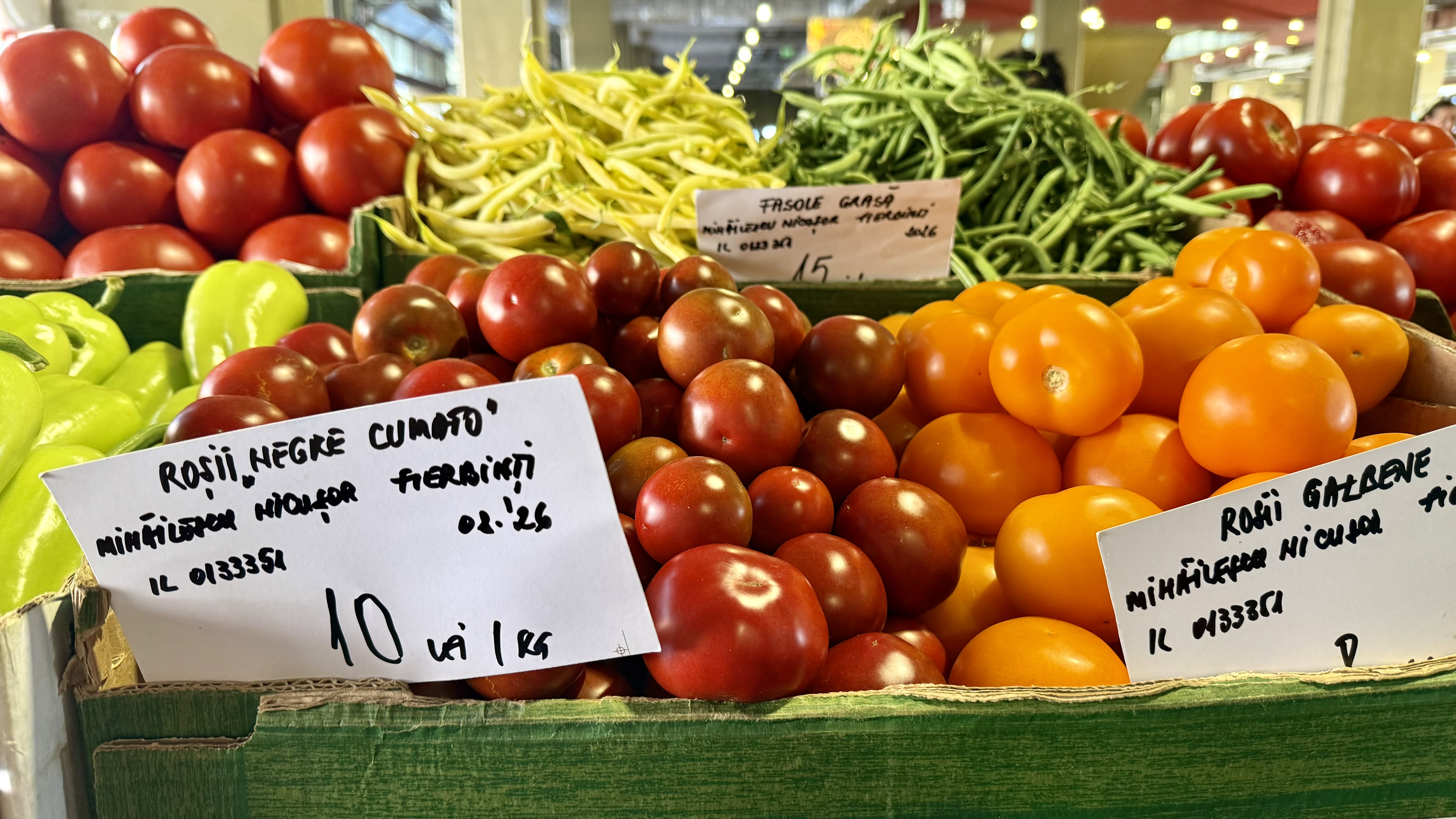 Toată lumea se oprește la această tarabă cu roșii din Piața Obor. Cât costă kilogramul de roșii negre, galbene și portocalii