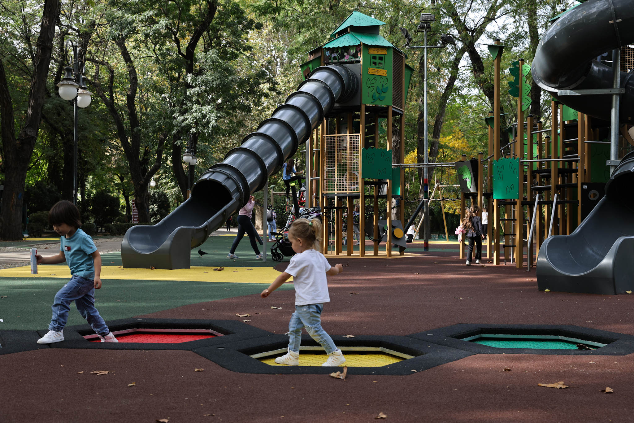FOTO. Locurile de joacă pentru copii din Parcul Cișmigiu au fost modernizate. Noutatea: zonă specială pentru persoanele cu dizabilități