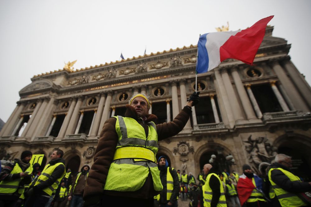 UPDATE/ „Vestele Galbene” continuă protestele în Paris. Zeci de persoane reținute. Gest inedit al unor franțuzoaice: protestează la bustul gol! FOTO în articol