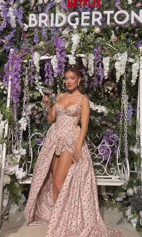 Imagini cu vedetele la Balul Mascat Bridgerton. Adelina Pestrițu și Nicole Cherry au atras atenția cu ținutele spectaculoase