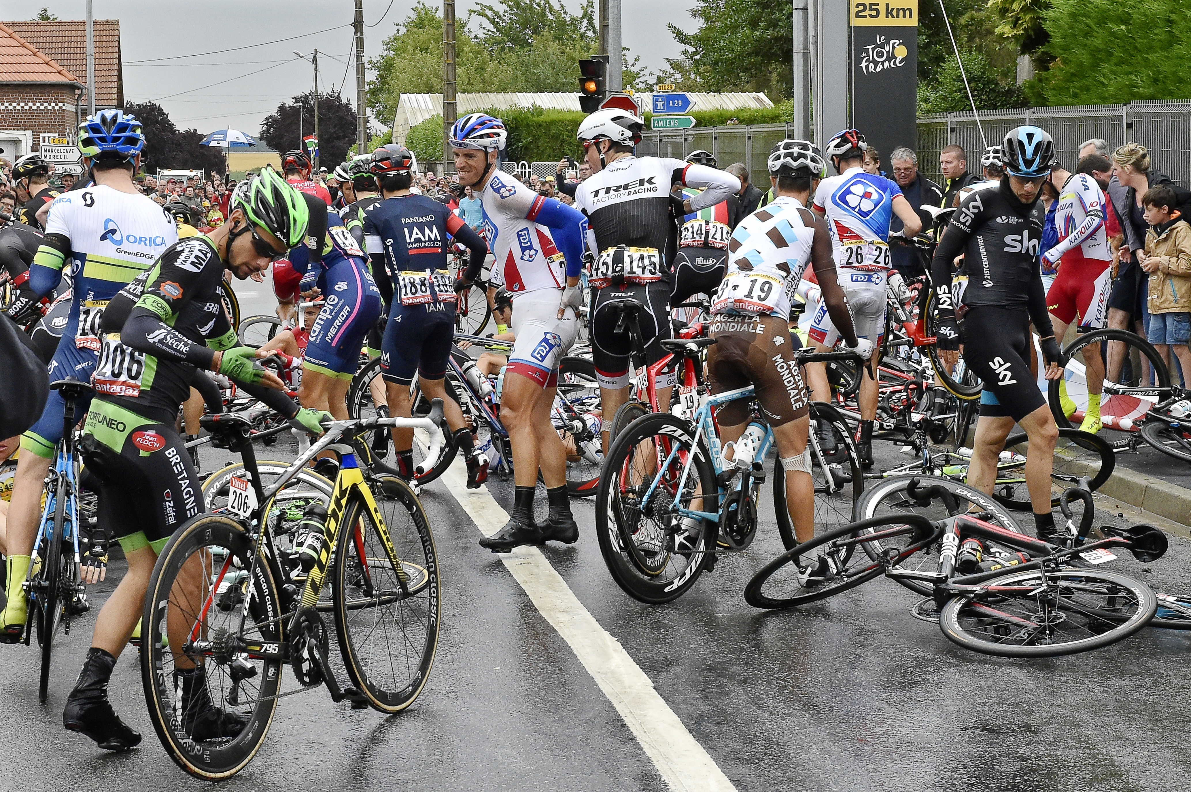 Le Tour 2015 a fost marcat de căzături, abandonuri și victorii de etapă obținute roată la roată