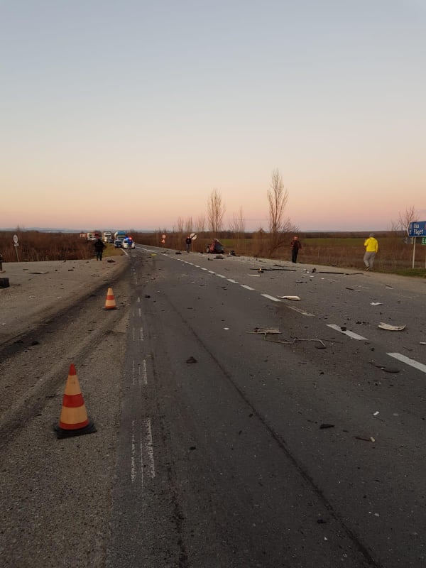 O persoană a murit și cinci au fost rănite, după impactul dintre o maşină şi un autocar pe un drum din Timiș