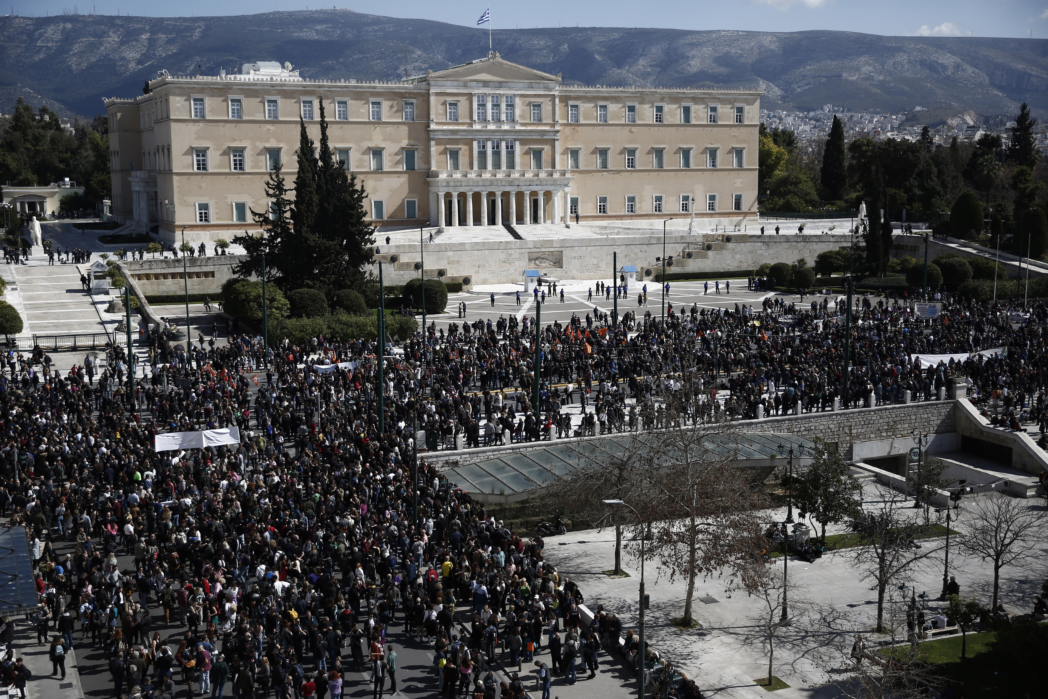 Ciocniri și incidente la protestul din centrul Atenei. Grecii continuă protestele în urma tragediei feroviare