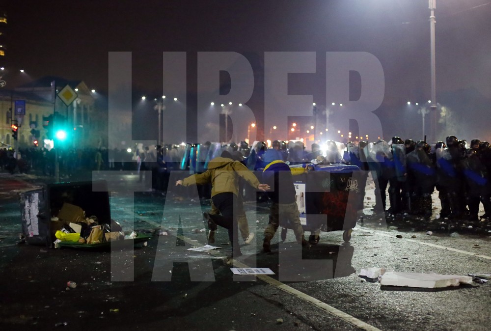 Violențe între ultrași și jandarmi, miercuri seară, în Capitală, pe finalul protestelor / FOTO & VIDEO