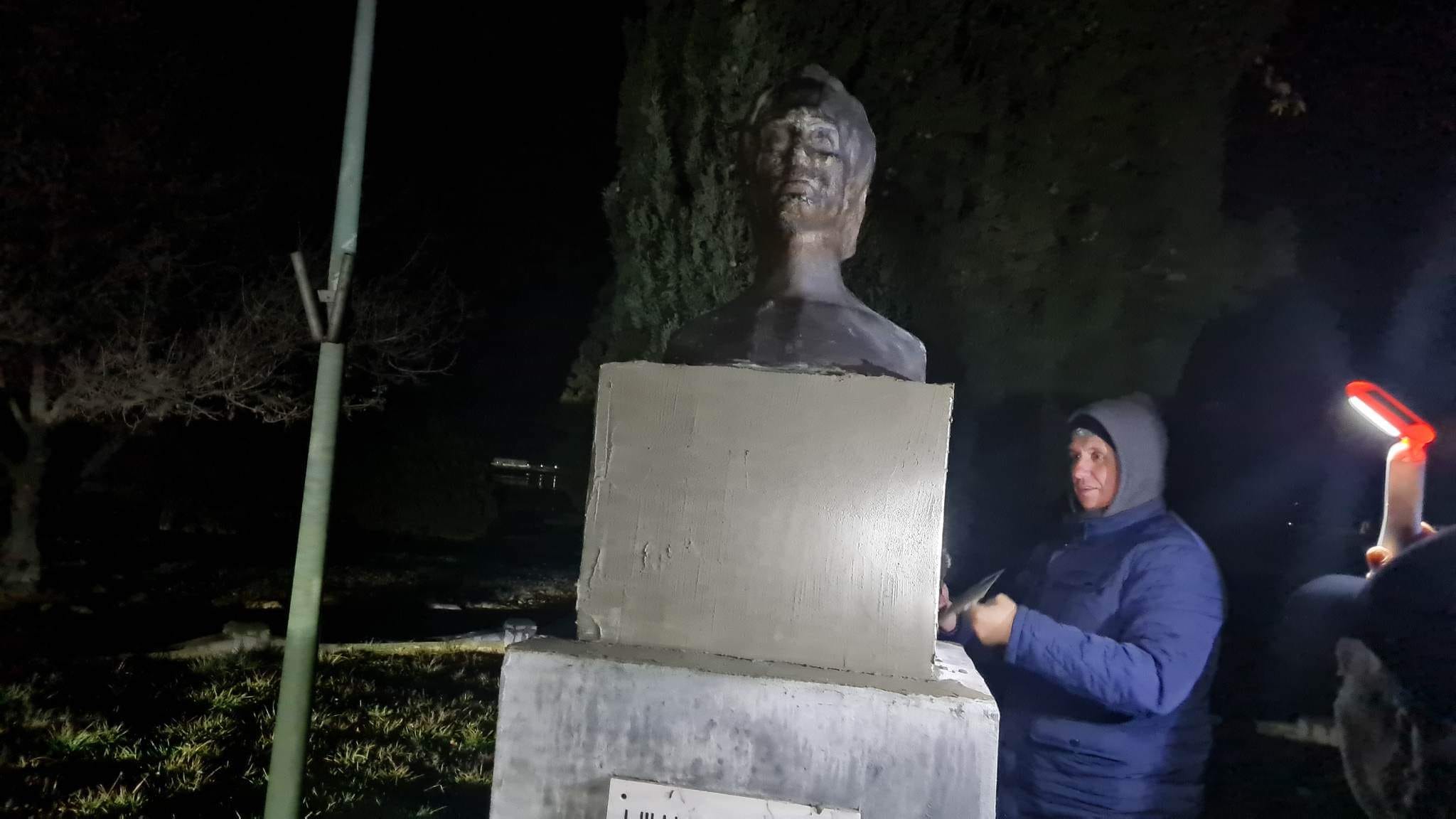 Statuia lui Mihai Eminescu din Orșova, vandalizată cu mesaje obscene. Poliția îi caută pe vinovați
