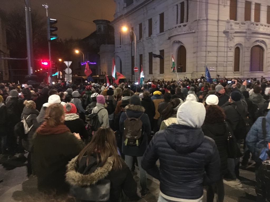 FOTO | Proteste la Budapesta, după ce Parlamentul Ungariei a adoptat "Legea Sclaviei"