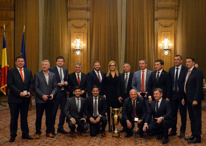 FOTO / VIDEO Parlamentarii s-au filmat în timp ce jucau fotbal pe holurile Casei Poporului