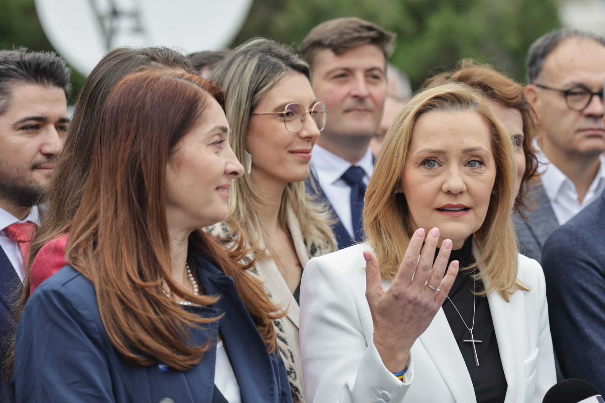 Elena Lasconi și-a depus candidatura la prezidențiale. Atac la Nicolae Ciucă: „Asta știe să facă, să execute ordine” | VIDEO
