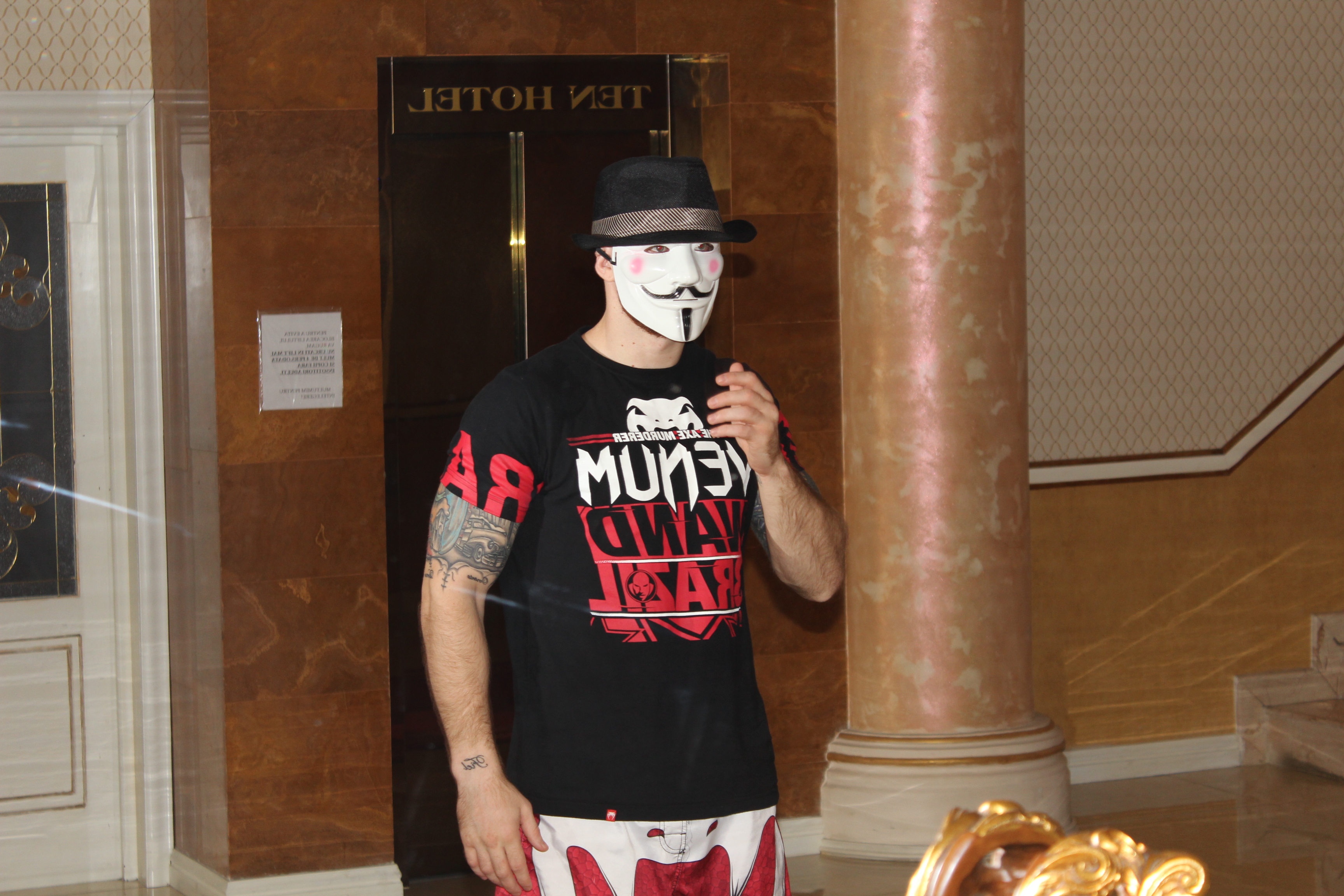 Superkombat Constanța: Un polițist tatuat peste tot urcă în ring să dea bătaie la greu