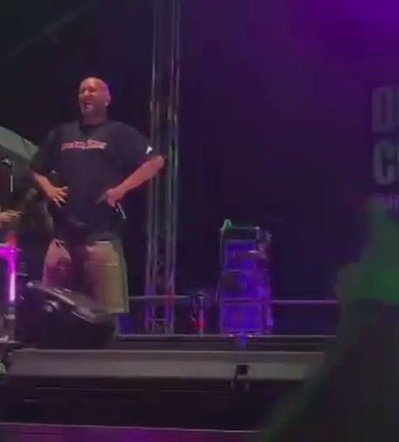 Prima apariție a lui Cheloo după ce a fost internat la psihiatrie. Trupa Paraziții a susținut un concert, iar publicul a observat schimbarea artistului