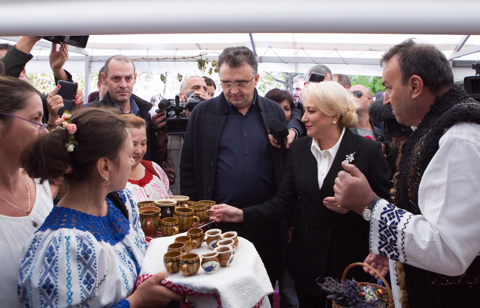 VIDEO/ FOTO. Dăncilă, apostrofată la Focşani pentru gafele pe care le face în apariţiile publice; Răspunsul premierului:  "Ştiu că acest lucru îl vânaţi"