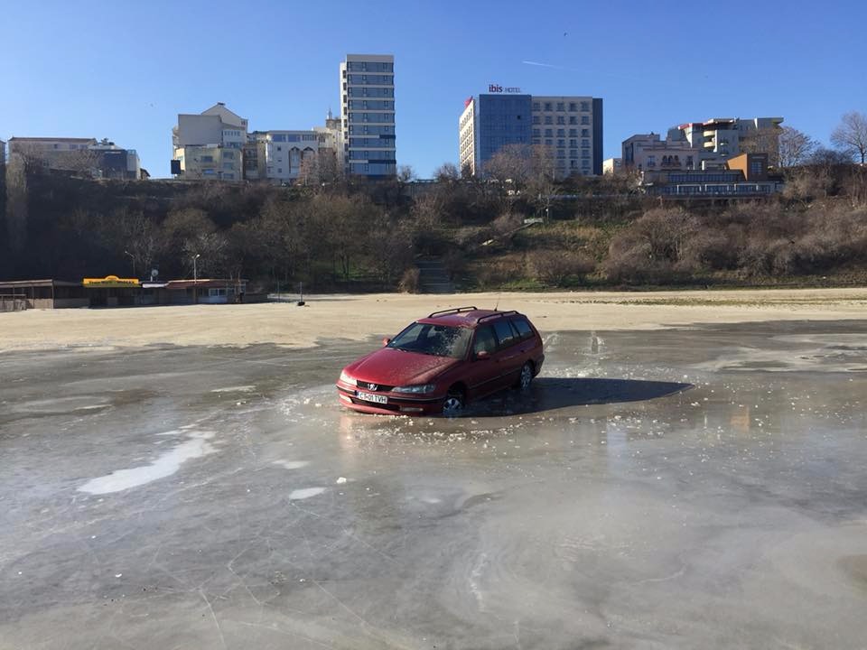 FOTO| Un constănțean a căzut cu mașina în mare după ce a încercat să o conducă pe gheața subțire de la mal