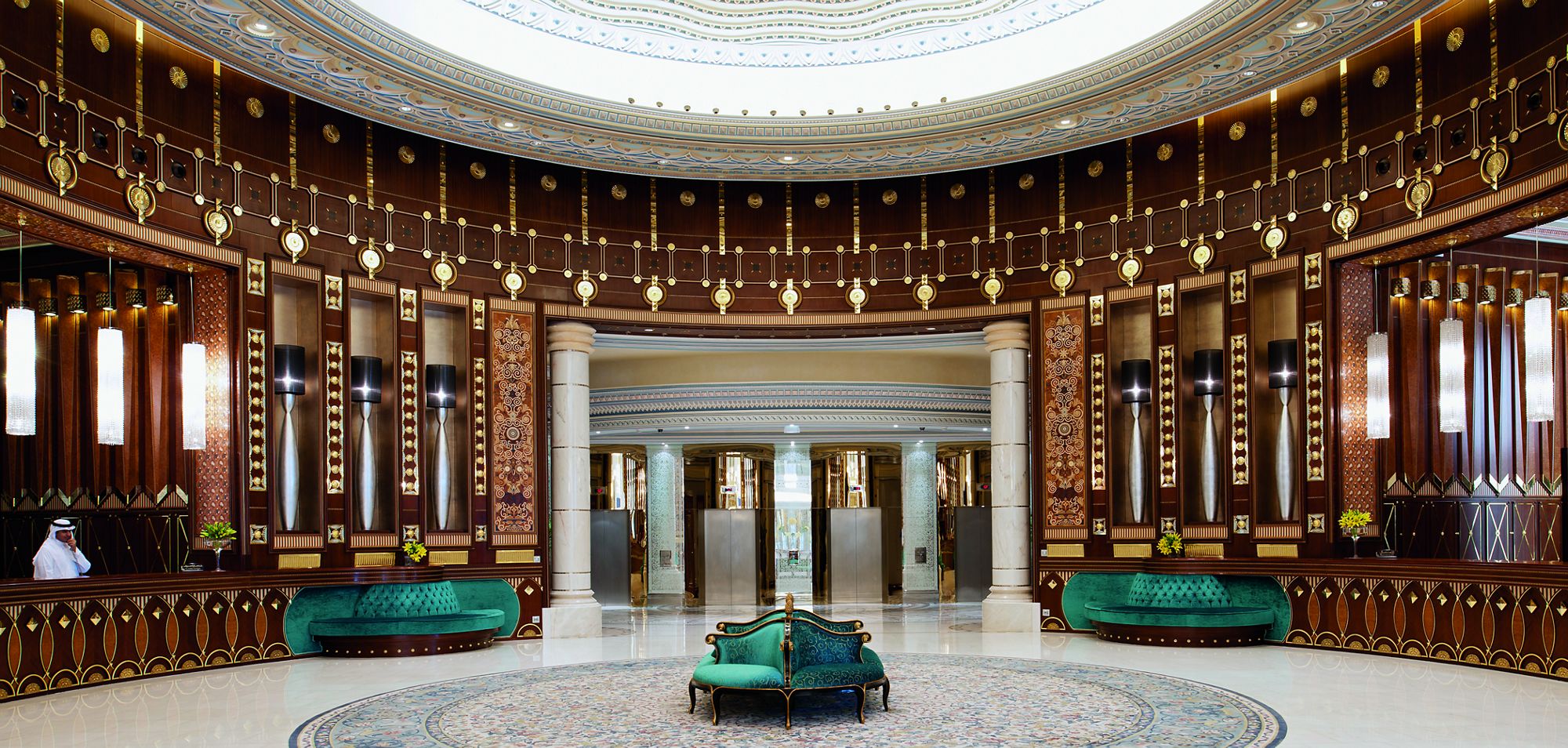 GALERIE FOTO| Prinții saudiți arestați sunt închiși în Ritz Carlton. Cum arată ”închisoarea”