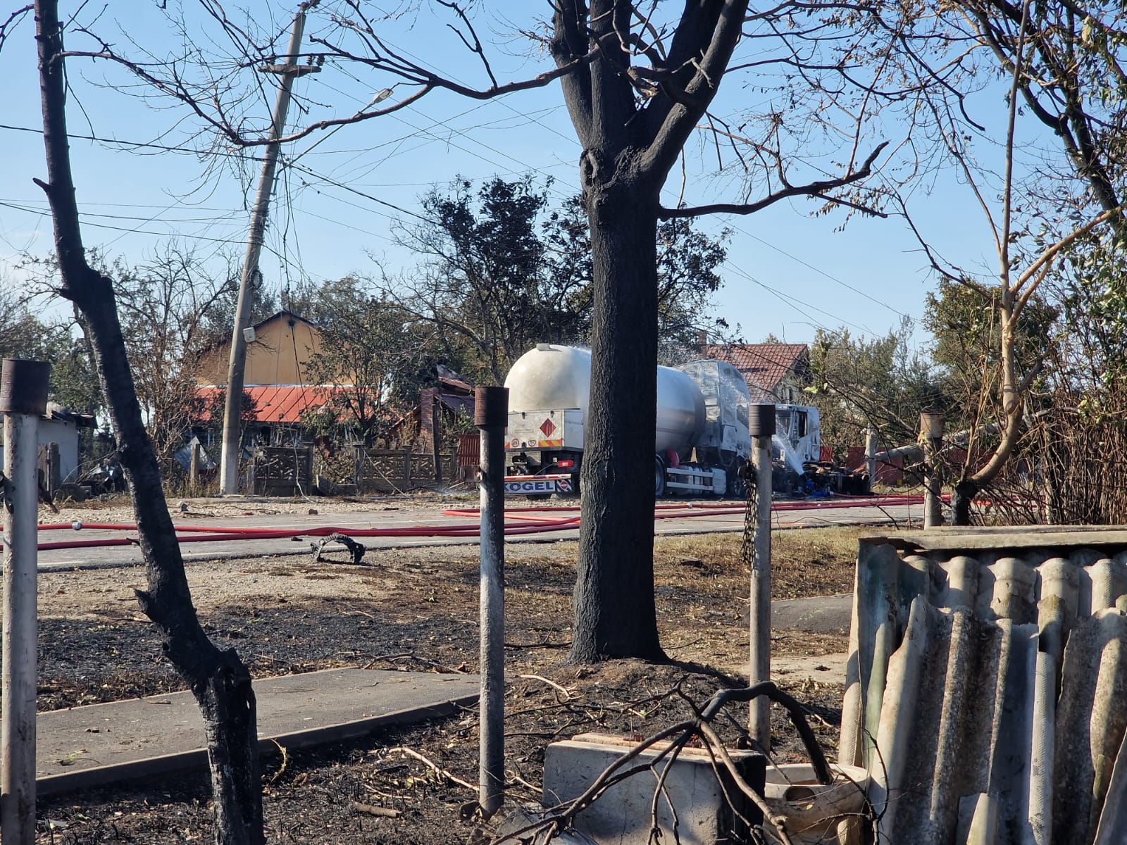 FOTOREPORTAJ Pompierii încă intervin în zona exploziei, oamenii spun că n-au primit ajutor: „Stăteam lângă o bombă și nu știam!”