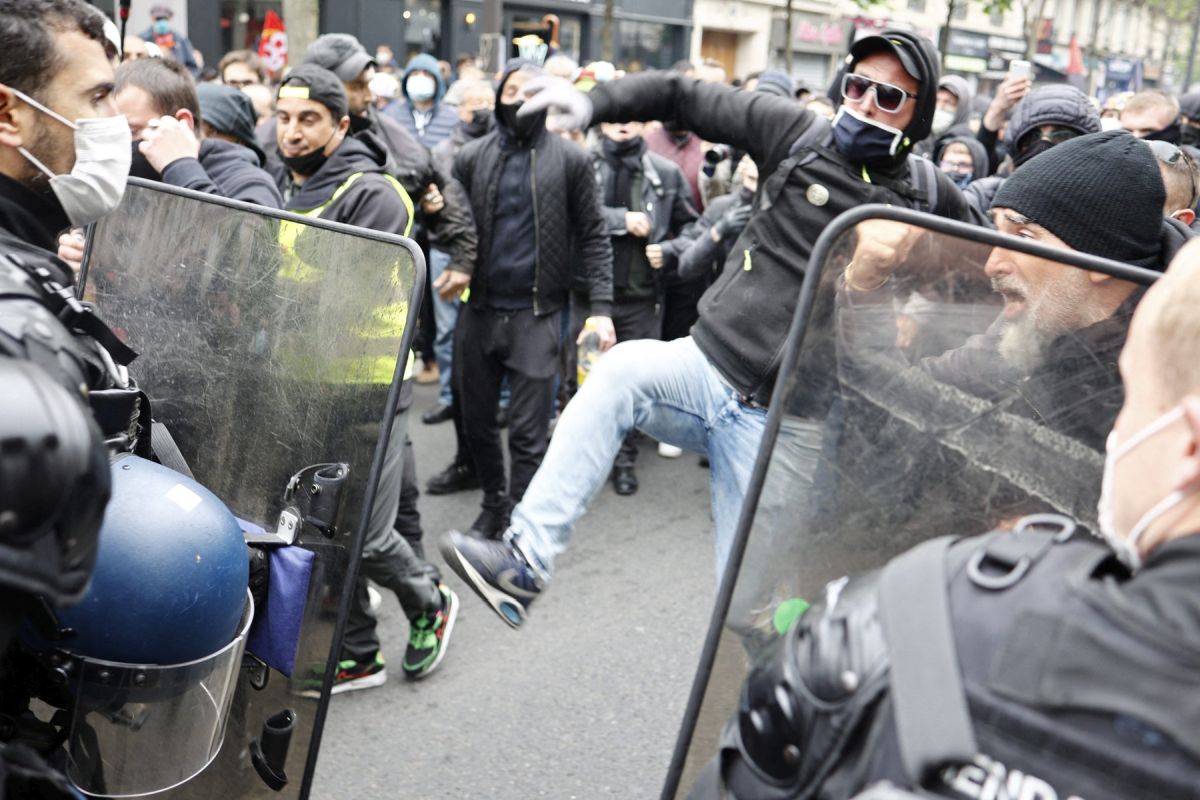 Proteste violente în Franța și Turcia, de Ziua Muncii. Sute de protestatari au fost reținuți