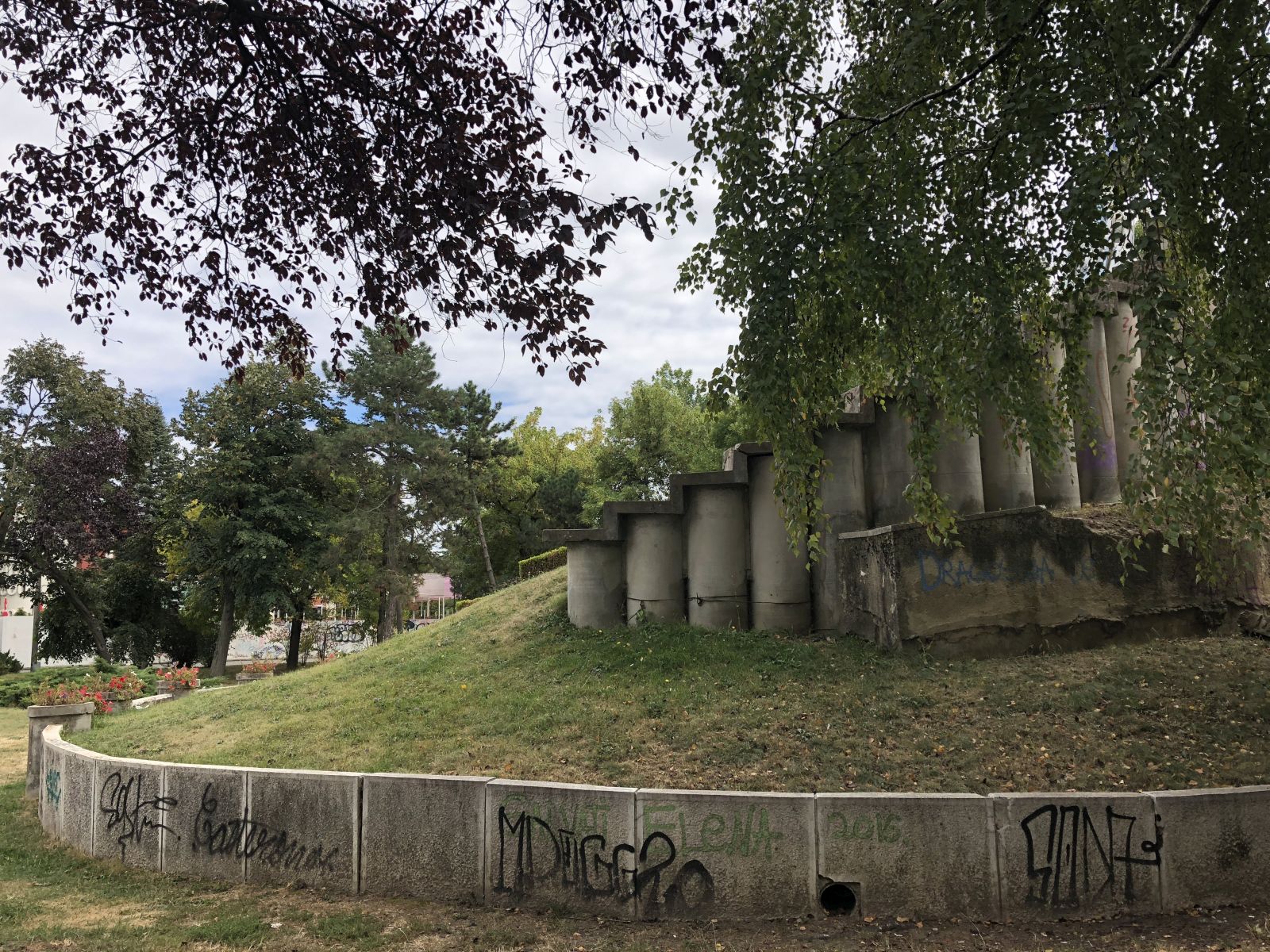 GALERIE FOTO/ Ceasul Floral din Timișoara, unic în țară, nu mai dă ora exactă de mulți ani. Când va fi reparat