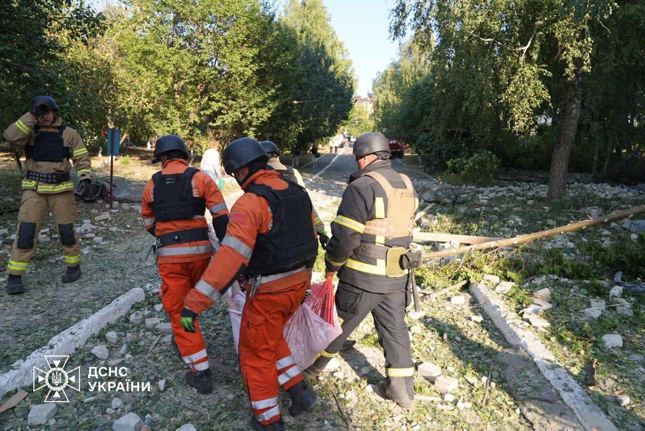Rușii au lovit cu o bombă cu planare un azil din Sumî în care erau 221 de bătrâni. Un mort și 14 răniți