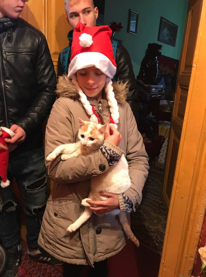 Moș Crăciun s-a urcat pe motocicletă să împartă cadouri copiilor sărmani din Timiș| FOTO/VIDEO