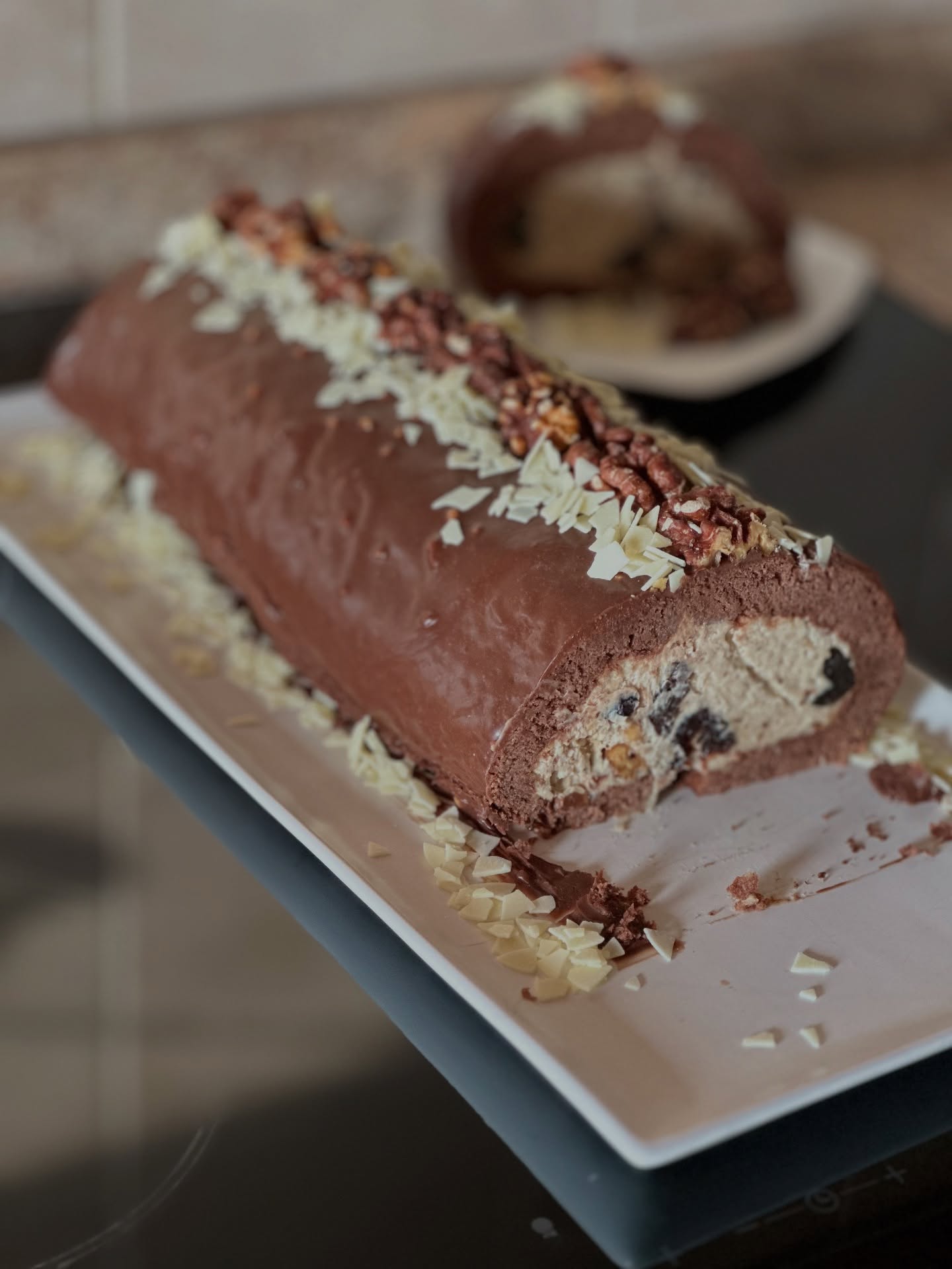 Ruladă de ciocolată cu cremă de nuci și prune uscate. Rețeta recomandată de Cornelia Rednic pentru mese festive