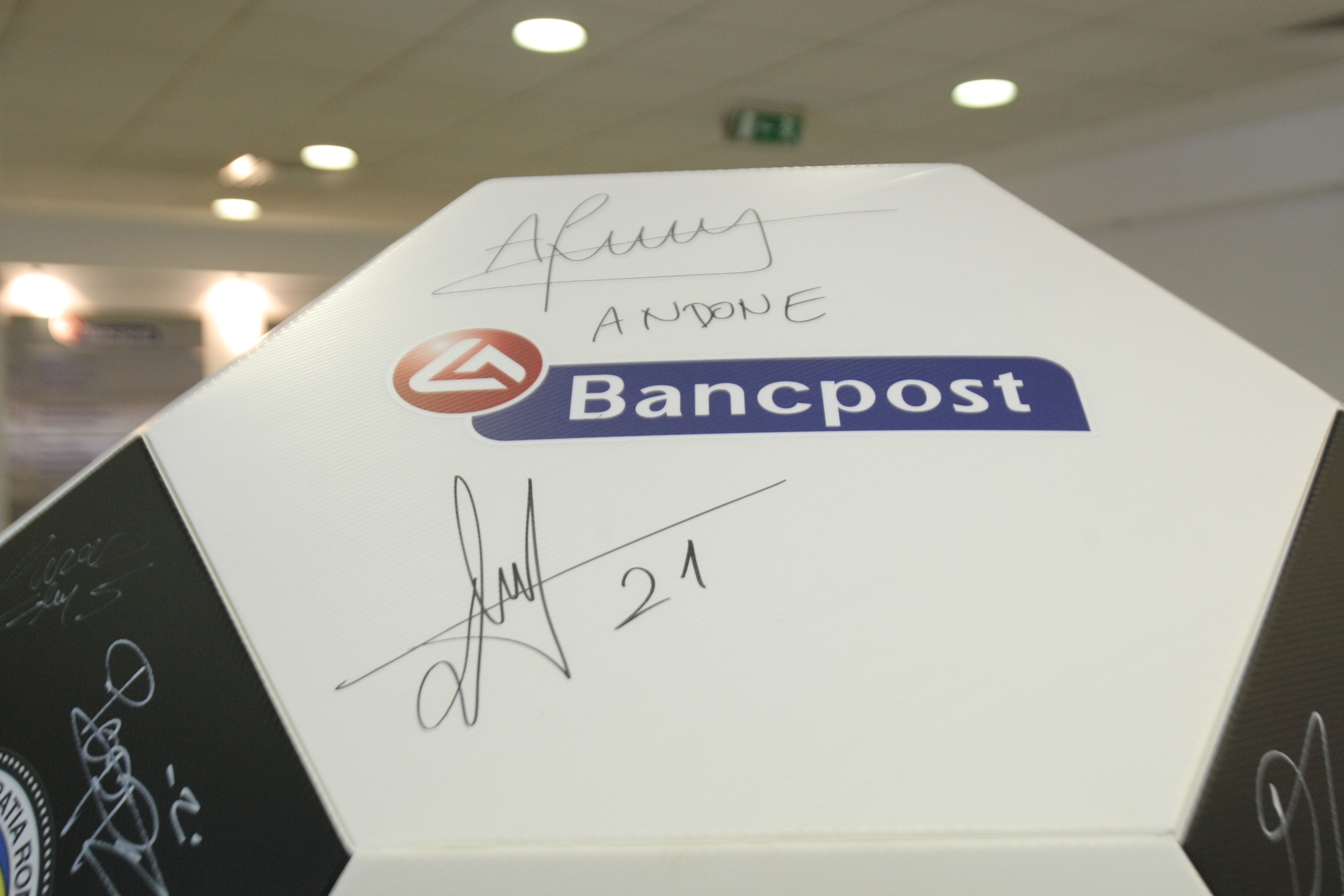 ROMÂNIA - FEROE, DUMINICĂ, ORA 19:00, TVR 1 / Tricolorii au făcut pe bancherii la sediul noului sponsor. Repriză de autografe și fotografii / GALERIE FOTO