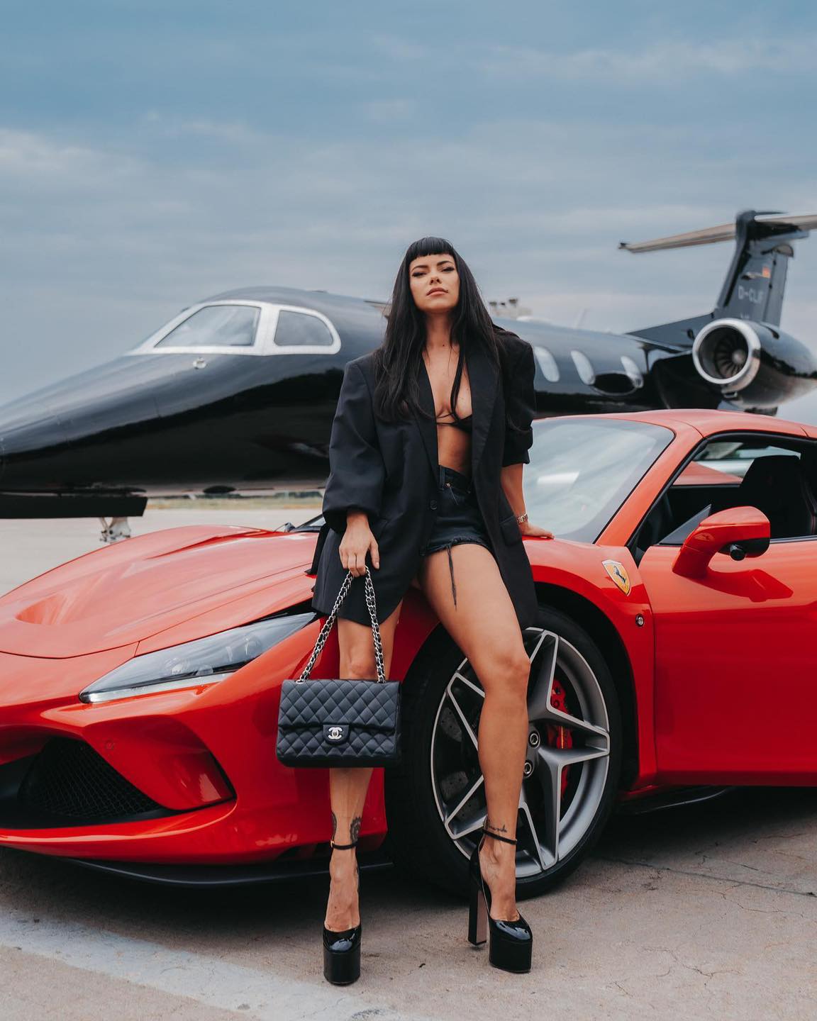 INNA a cântat la festivalul Tomorrowland 2022. A ajuns în Belgia cu un avion privat și s-a plimbat cu Ferrari