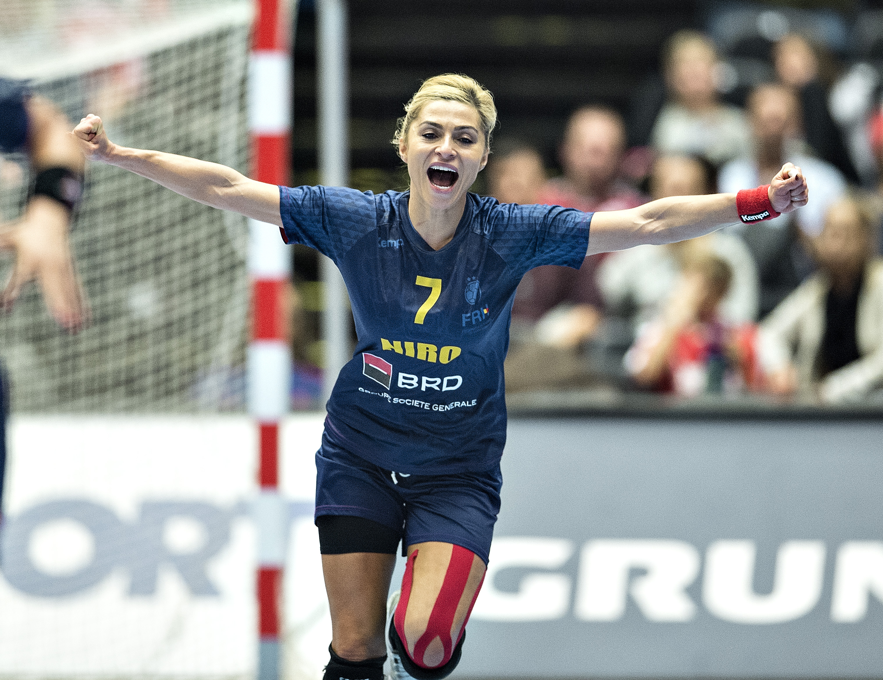De ce lipsește de la lot bomba-sexy din naţionala de handbal. ^Este însărcinată? ”N-am fost la ginecolog cu ea!” / FOTO