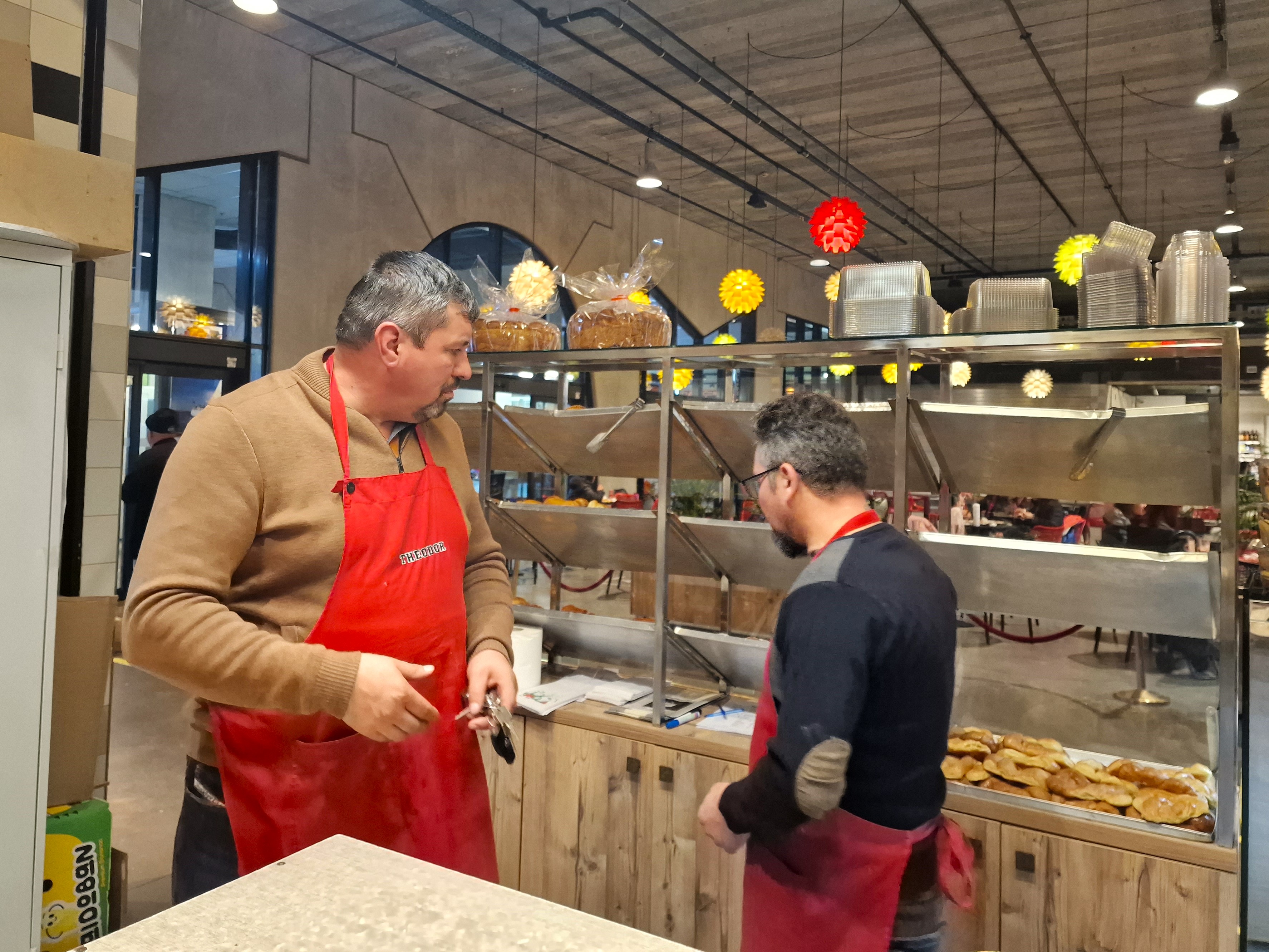 CORESPONDENȚĂ DE LA BRUXELLES. Cum a fost cucerită capitala Europei de covrigi și poale-n brâu: „60% dintre clienți sunt români, restul sunt de alte nații: belgieni, chinezi, africani”