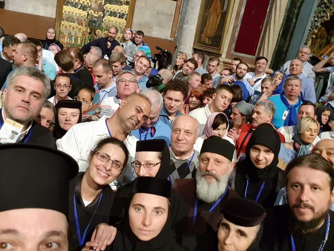 UPDATE. Lumina Sfântă, care anunță miracolul Învierii Mântuitorului, împărțită în Biserica Sfântului Mormânt / GALERIE FOTO