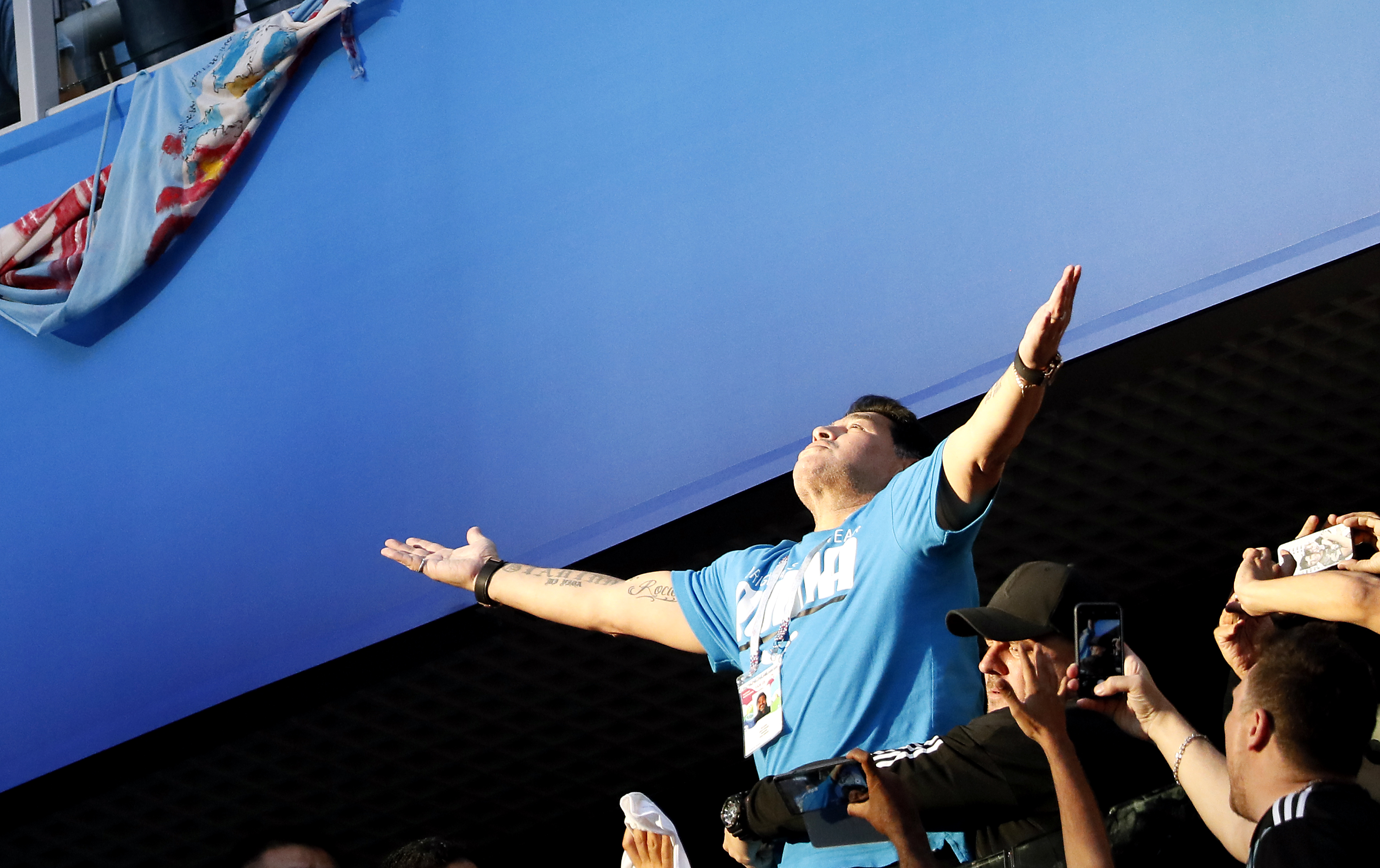 Nebunia lui Maradona, la Campionatul Mondial de fotbal Rusia 2018. ”Butoiașul” a urlat, a dormit, s-a trezit și a făcut semne obscene la meciul Argentina - Nigeria / FOTO&VIDEO