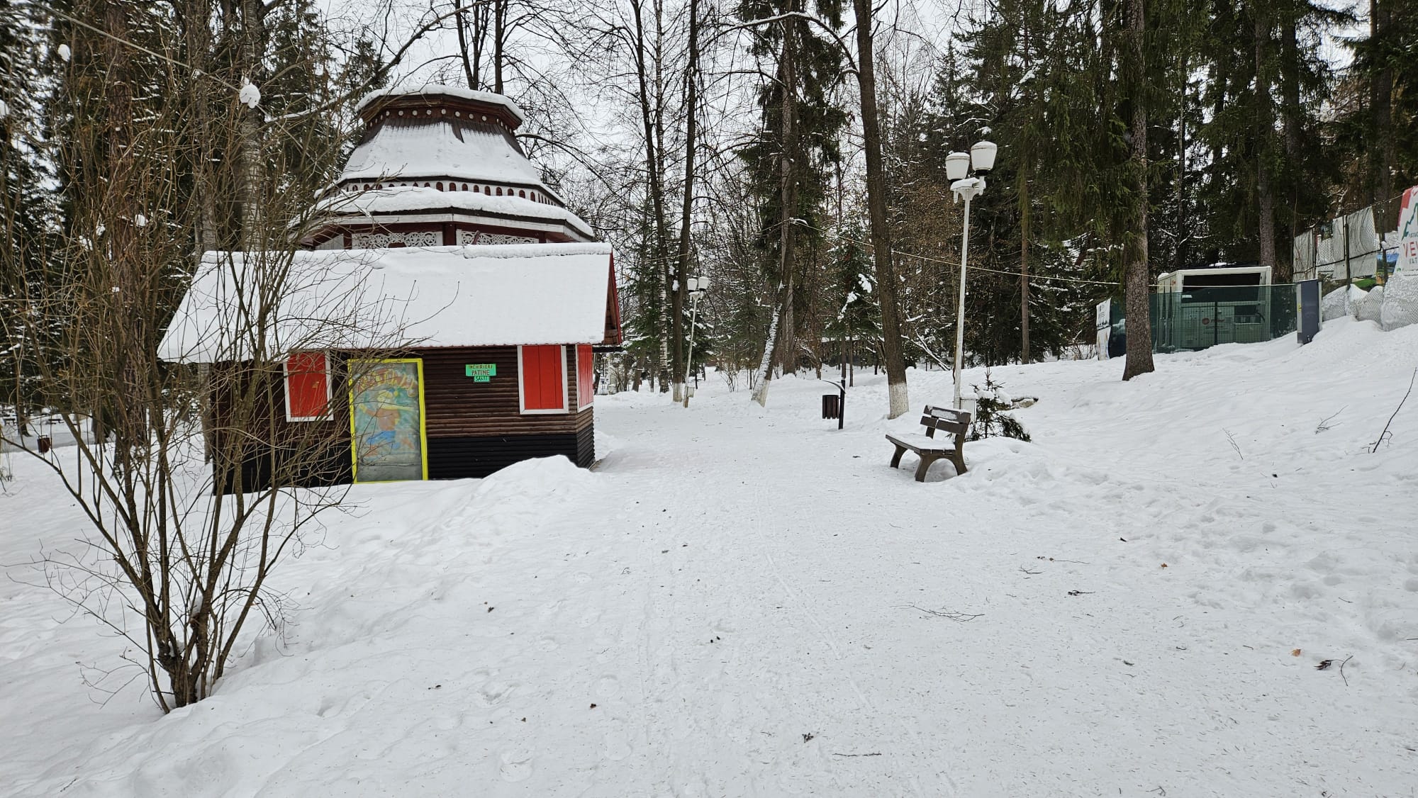 Vatra Dornei este pregătită pentru sfârșitul de an. Orașul-stațiune are hotelurile pline, pârtiile deschise și prețuri accesibile | REPORTAJ