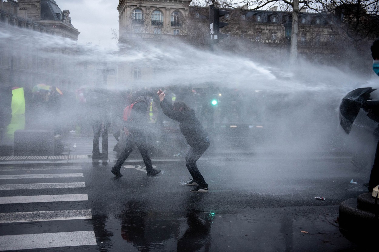 Peste 30.000 de persoane au protestat la Paris față de legea securității globale. Poliția a folosit tunuri de apă pentru a curăța piața