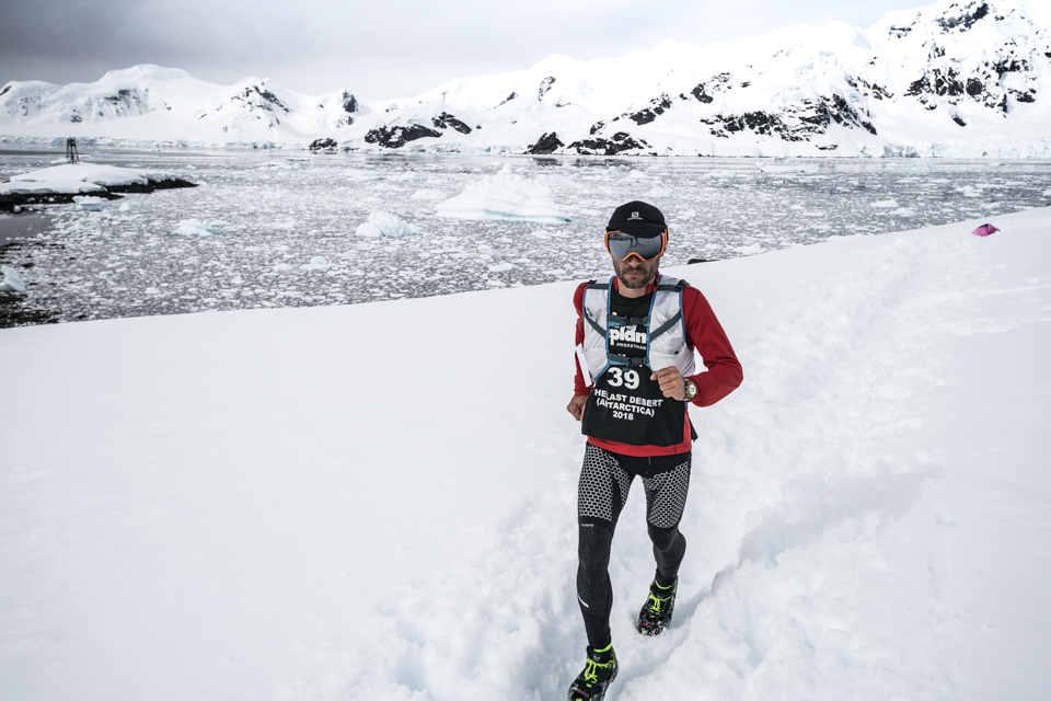 Pompierul Iulian Rotariu a alergat la minus 60 de grade Celsius, în Antarctica, tărâmul înghețat al balenelor, pinguinilor și leilor de mare - FOTO