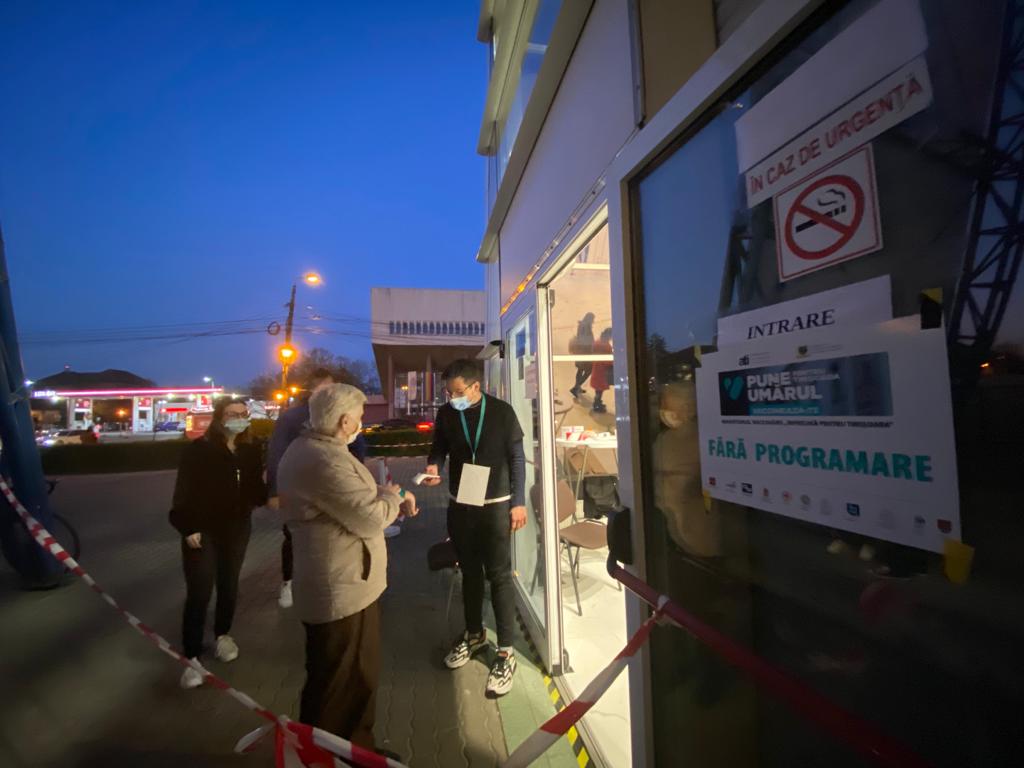 REPORTAJ. La vaccinare, în timpul nopții. „Am încercat să mă programez și nu mai erau locuri, e mai ușor cu maratonul”