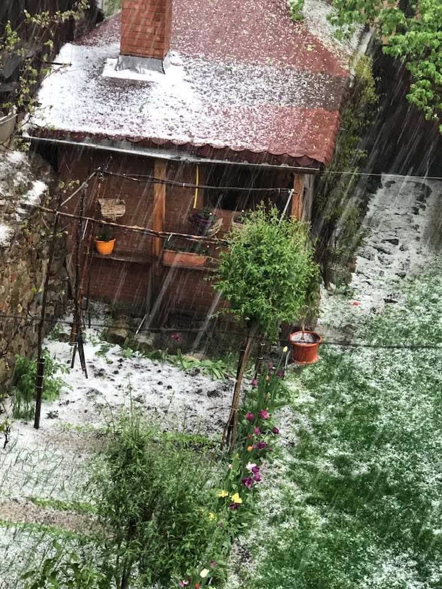 Grindina a făcut prăpăd în România. Imagini cu străzi inundate și curți acoperite cu un strat mare de gheață | Video
