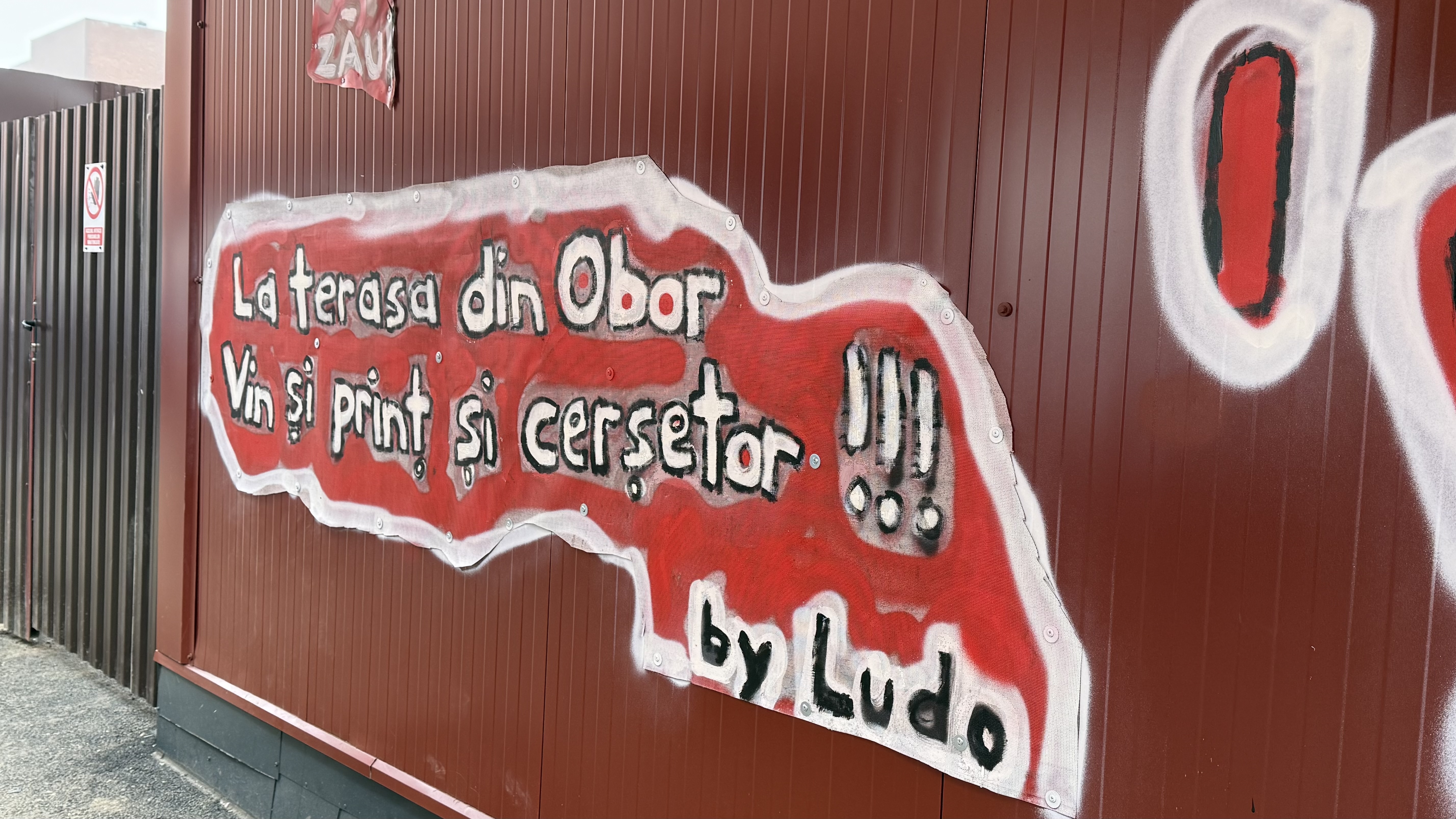 Terasa Obor și-a schimbat locația, dar cozile sunt la fel de mari. Cât costă un mic cu muștar în cea mai cunoscută piață din București