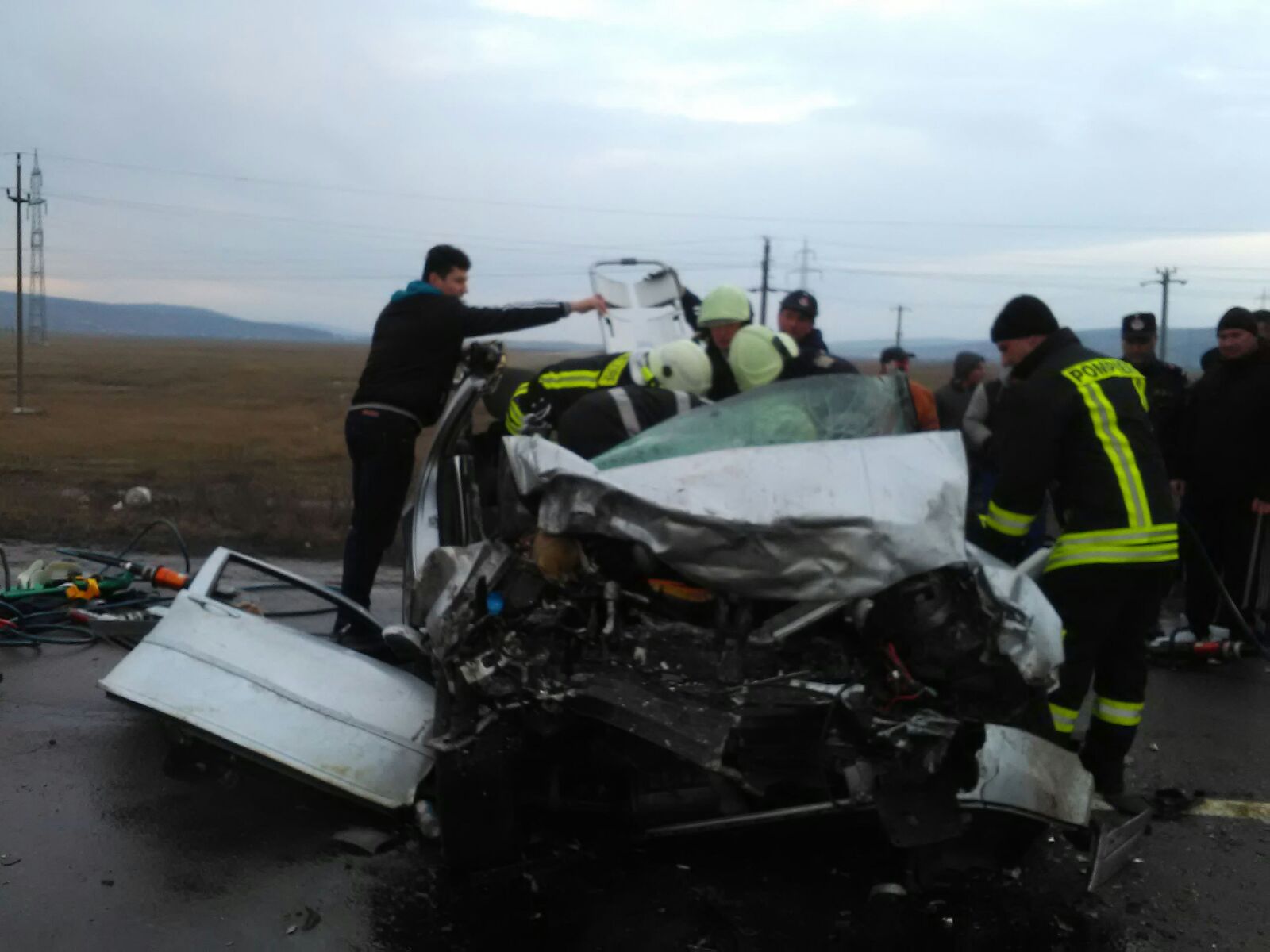 UPDATE / Accident mortal, provocat un șofer băut. Două mașini s-au ciocnit frontal la ieșirea din Vaslui