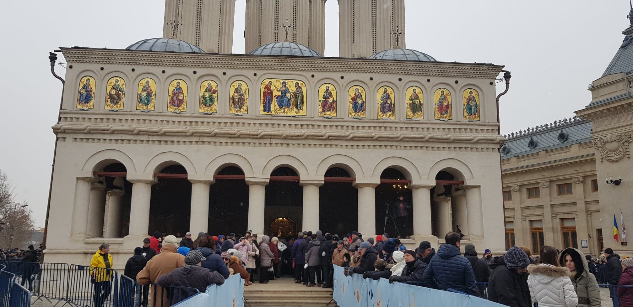 Slujba de Bobotează de la Patriarhie, oficiată de Patriarhul Daniel. Sute de oameni au stat la coadă pentru agheasmă / GALERIE FOTO