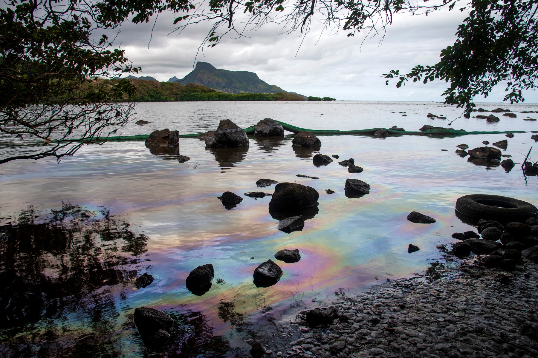 Imaginile dezastrului în Mauritius! Nava din care s-au scurs tone de petrol în Oceanul Indian s-a rupt în două