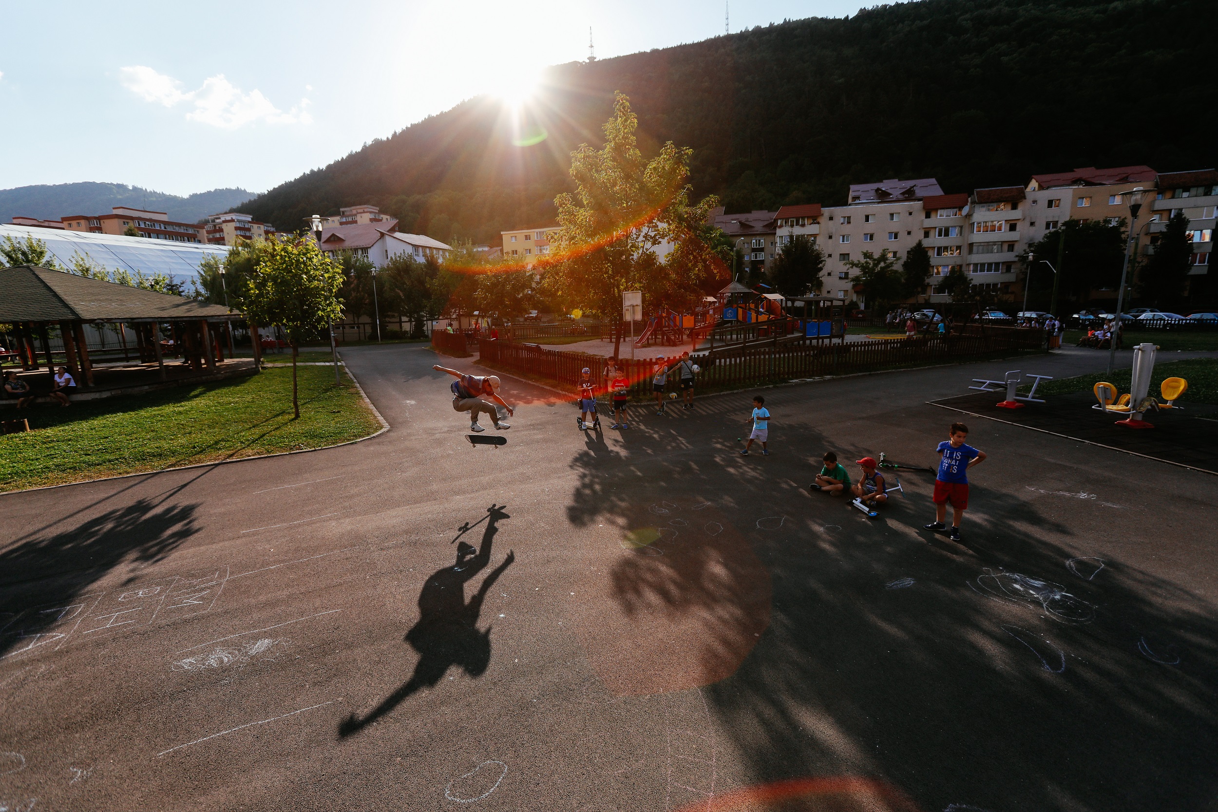 Cu skate-ul după Dracula. Mihnea Groseanu a avut invitați de seamă în Transilvania / FOTO&VIDEO