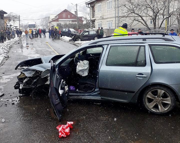 Un călugăr beat a provocat un accident în Bicaz-Chei, județul Neamț. A făcut praf trei mașini / FOTO&VIDEO