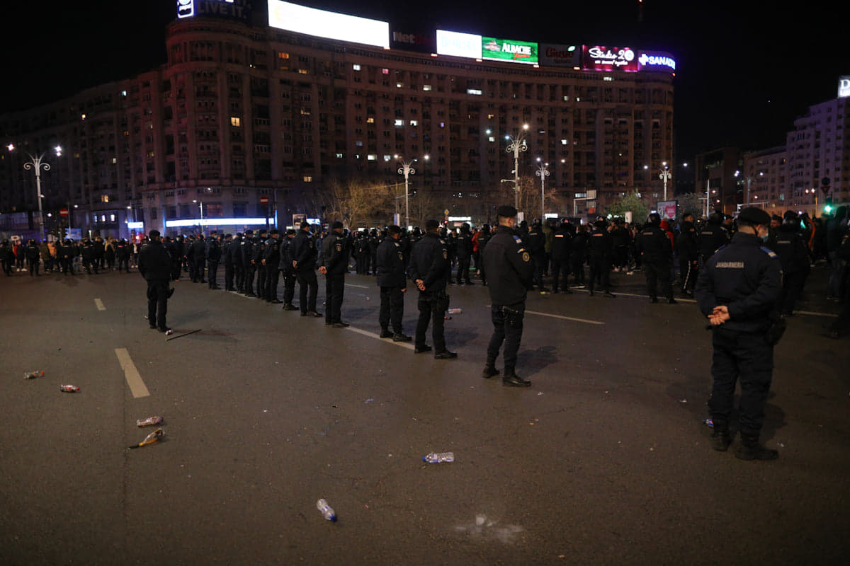 Protestul anti-restricții din Capitală, încheiat cu violențe și arestări. Manifestații și în alte orașe din țară