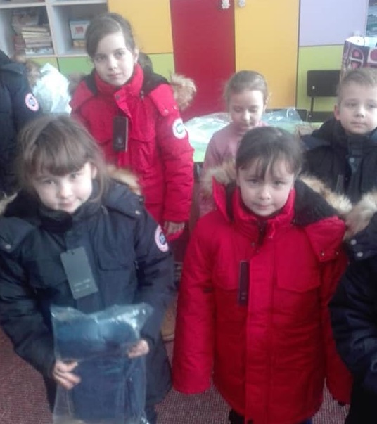 REPORTAJ/Preotul care a strâns o armată de îngeri păzitori și-a reușit o minune. 4.000 de copii săraci au intrat în an nou cu hăinuțe noi!