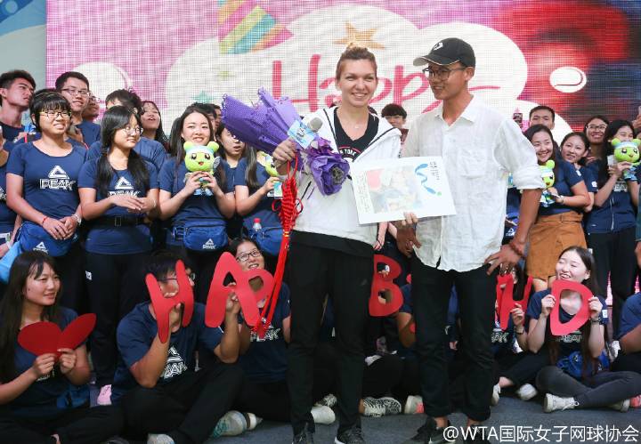 Simona Halep împlinește 25 de ani. Sportiva a fost sărbătorită cu tort la Wuhan, iar fanii au umplut rețelele de socializare cu felicitări / GALERIE FOTO&VIDEO
