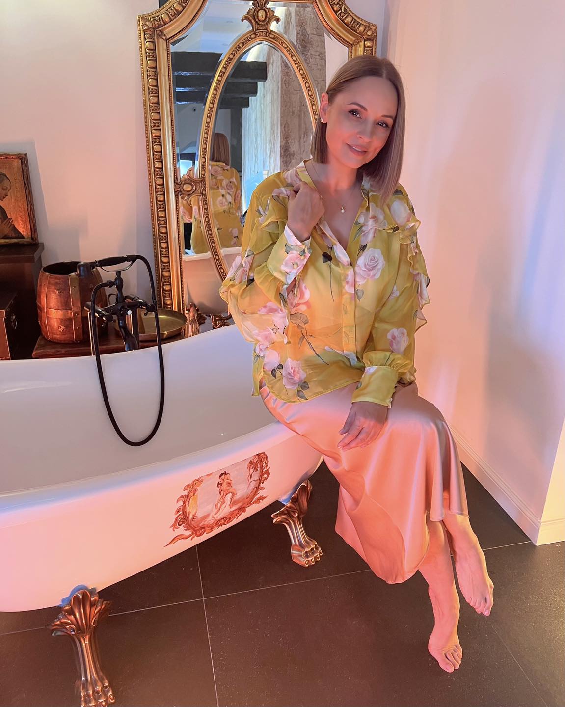 Imagini din casa în care locuiește Andreea Marin. Are cadă în dormitor și a amenajat vila după ideile ei