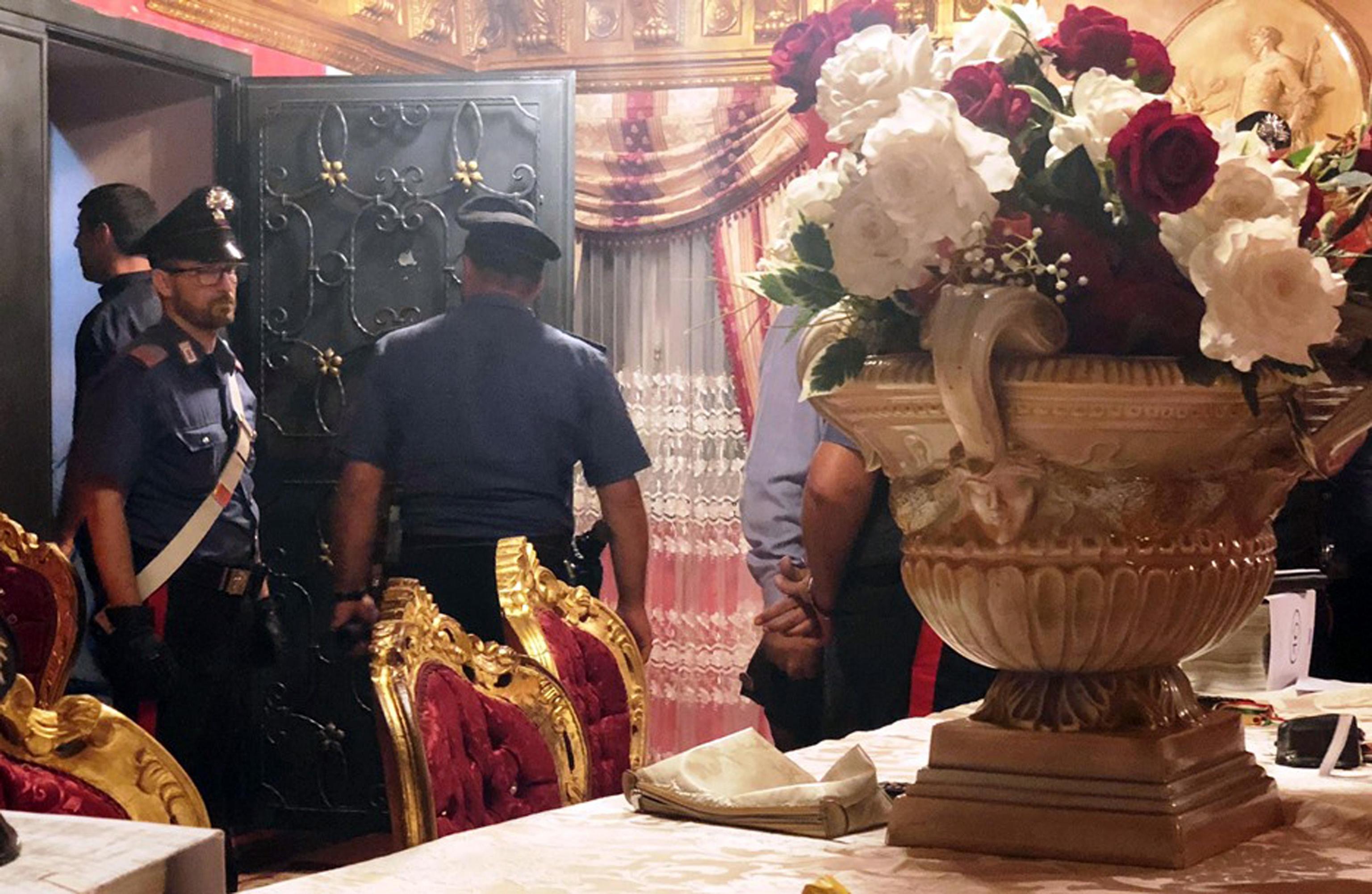 FOTO | Imagini cu interiorul casei acoperite cu aur al celui mai temut grup mafiot din Italia