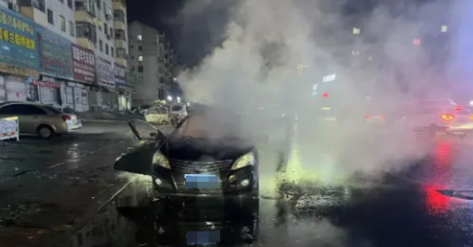 Momentul în care șoferul sare dintr-o mașină cuprinsă de flăcări, în China, și scapă teafăr | VIDEO