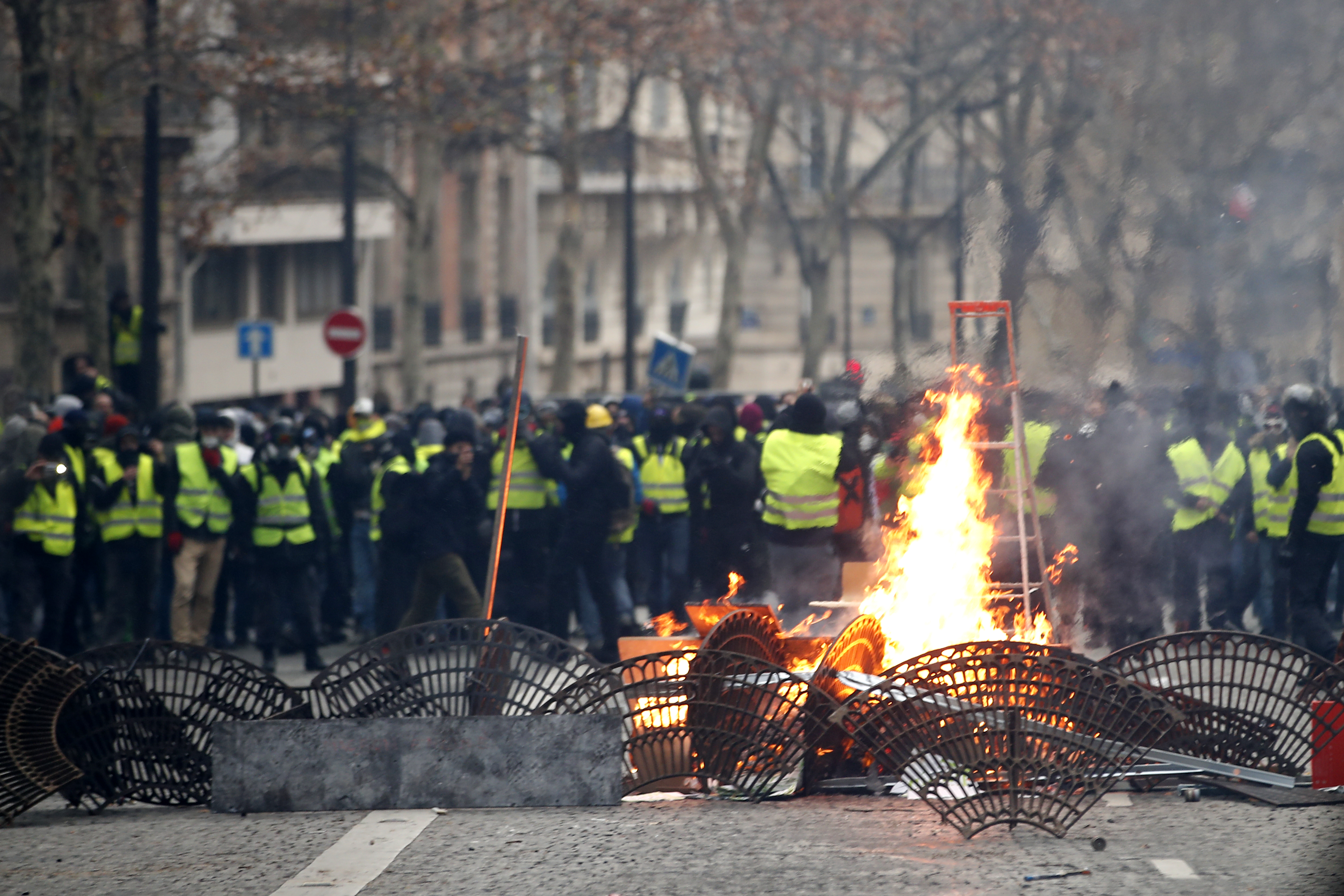 FOTO | Protestul "vestelor galbene" de la Paris în imagini. Cele mai impresionante fotografii surprinse în timpul violențelor din capitala Franței