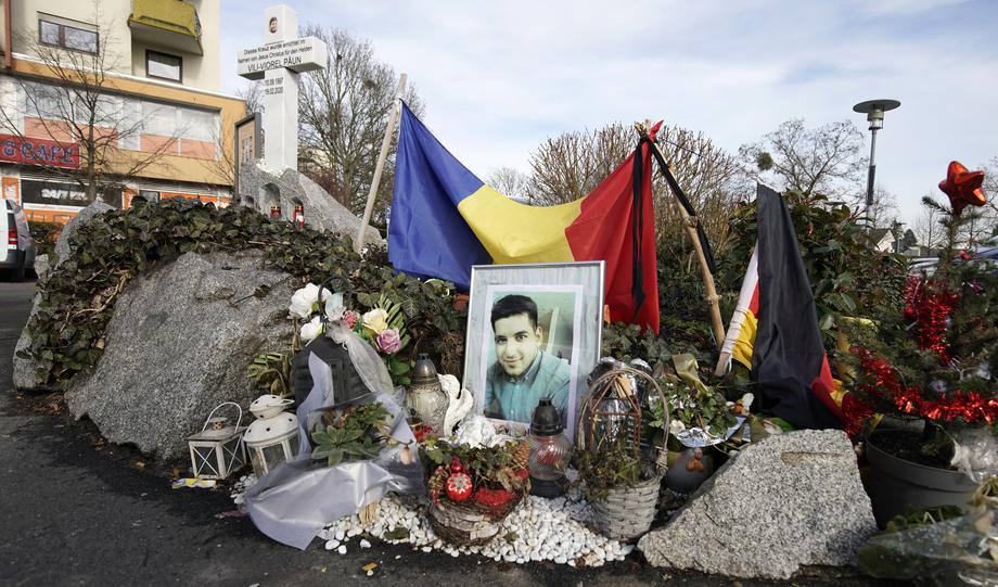 Svastici desenate pe pozele victimelor din atacul rasist de la Hanau, în care a fost ucis și un român. Poliția îi caută pe cei care au vandalizate două memoriale
