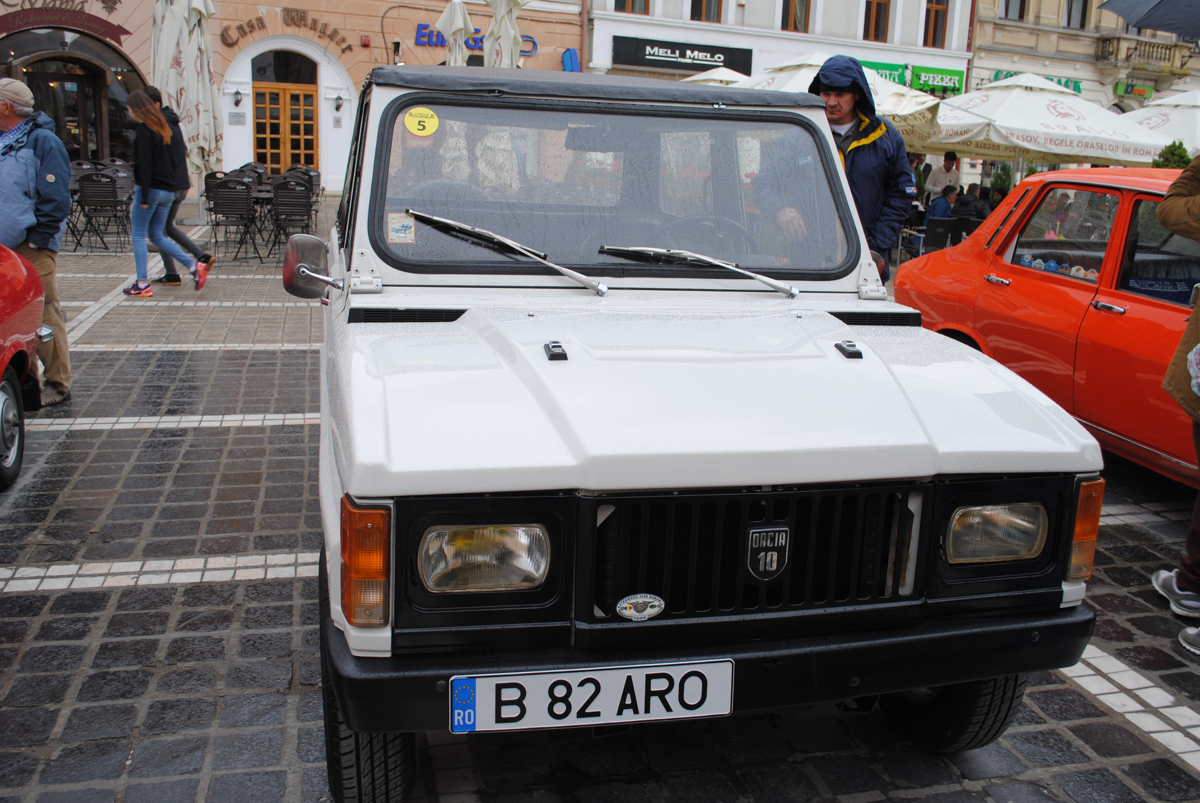 Unul din cei mai mari colecționari de Dacia trăiește în Austria, dar a venit la Brașov la întrunirea Dacia Clasic | GALERIE FOTO